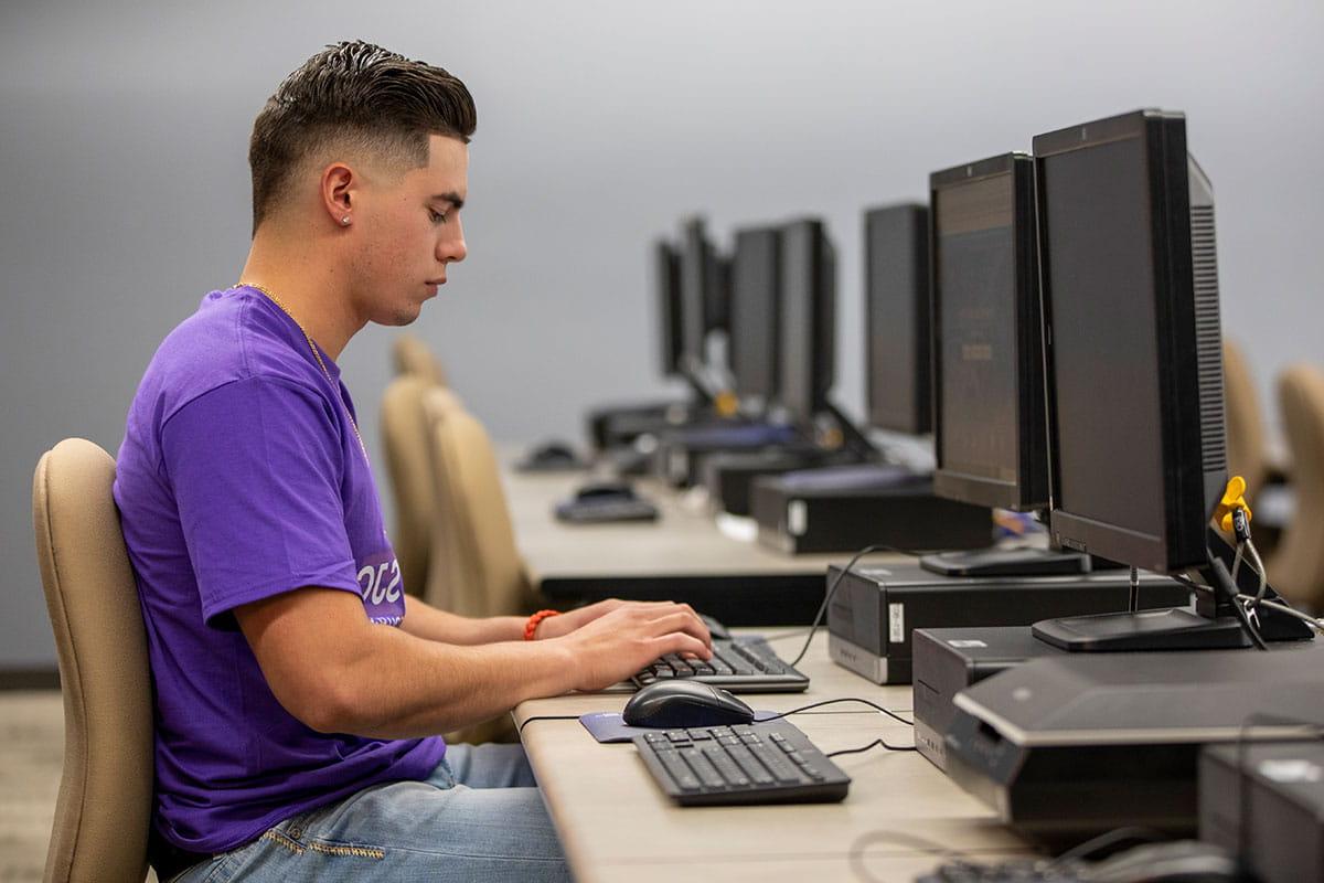 A 太阳集团娱乐场登陆网站 student using a computer in an on-campus computer lab